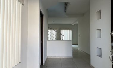 CASA EN RENTA CON ESTUDIO JURIQUILLA QUERETARO