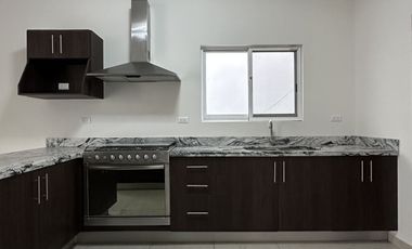 CASA EN RENTA CON ESTUDIO JURIQUILLA QUERETARO