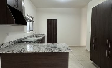 CASA EN RENTA CON ESTUDIO JURIQUILLA QUERETARO