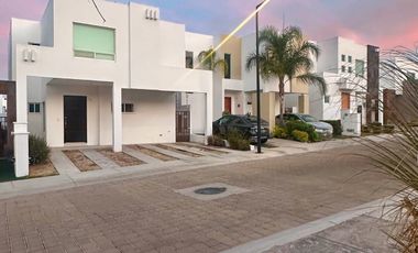 CASA EN RENTA CON ESTUDIO JURIQUILLA QUERETARO