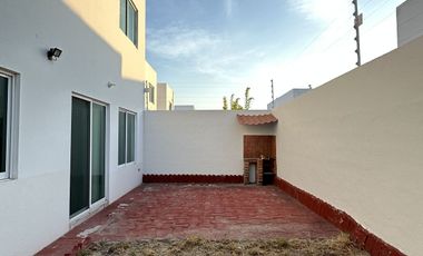 CASA EN RENTA CON ESTUDIO JURIQUILLA QUERETARO