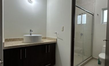 CASA EN RENTA CON ESTUDIO JURIQUILLA QUERETARO