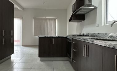 CASA EN RENTA CON ESTUDIO JURIQUILLA QUERETARO
