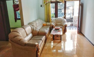 Disewakan Rumah Hook Yang Luas Di Jantung Kota