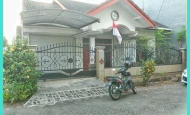 Disewakan Rumah Hook Yang Luas Di Jantung Kota