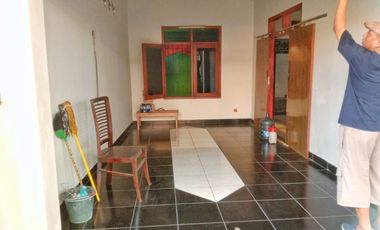 Disewakan Rumah Hook Yang Luas Di Jantung Kota