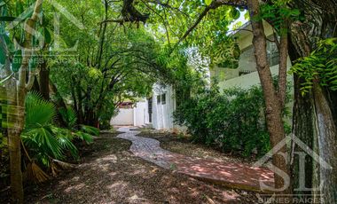 Casa en Venta, Garcia Gineres en Esquina cerca de Av Colon