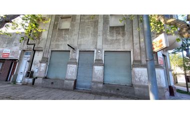 AMPLIO LOCAL COMERCIAL + PH DE 3  AMB + DEPARTAMENTO DE 4 AMB