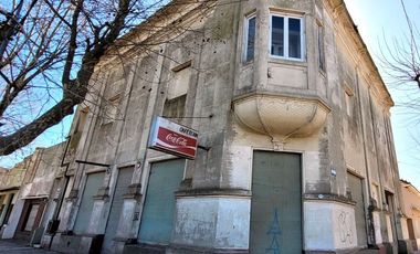 AMPLIO LOCAL COMERCIAL + PH DE 3  AMB + DEPARTAMENTO DE 4 AMB