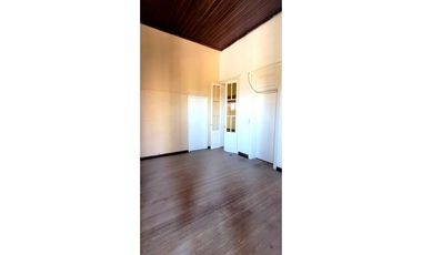 AMPLIO LOCAL COMERCIAL + PH DE 3  AMB + DEPARTAMENTO DE 4 AMB