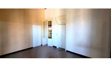 AMPLIO LOCAL COMERCIAL + PH DE 3  AMB + DEPARTAMENTO DE 4 AMB