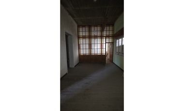 AMPLIO LOCAL COMERCIAL + PH DE 3  AMB + DEPARTAMENTO DE 4 AMB