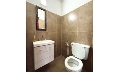 EN VENTA DOS CASAS Y DOS LOCALES COMERCIALES EN CALLE PERÚ