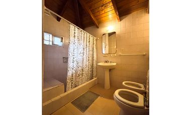 EN VENTA DOS CASAS Y DOS LOCALES COMERCIALES EN CALLE PERÚ