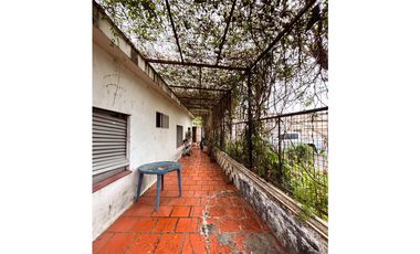 EN VENTA DOS CASAS Y DOS LOCALES COMERCIALES EN CALLE PERÚ