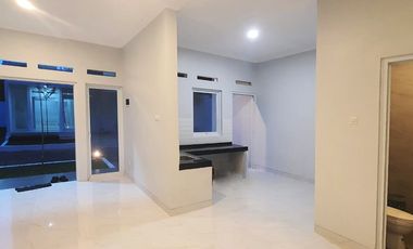 Sewa Rumah 2 Lantai (Hook) Strategis di Perbatasan Jakarta Selatan!
