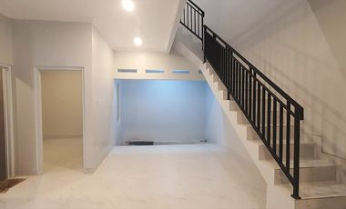 Sewa Rumah 2 Lantai (Hook) Strategis di Perbatasan Jakarta Selatan!