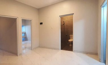 Sewa Rumah 2 Lantai (Hook) Strategis di Perbatasan Jakarta Selatan!