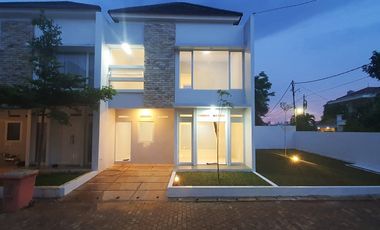 Sewa Rumah 2 Lantai (Hook) Strategis di Perbatasan Jakarta Selatan!