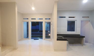Sewa Rumah 2 Lantai (Hook) Strategis di Perbatasan Jakarta Selatan!