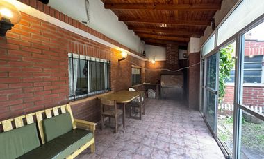 CASA EN ALQUILER 3AMB PARQUE COCHERA QUINCHO