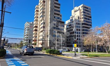 Local Comercial en Arriendo en Av. Manquehue Sur /Martín de Zamora
