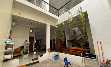 RUMAH MEWAH 2 LANTAI 6 KAMAR TIDUR DI SUMBER BANJARSARI SOLO SURAKARTA
