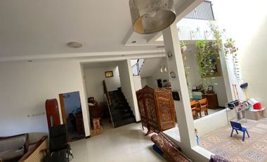 RUMAH MEWAH 2 LANTAI 6 KAMAR TIDUR DI SUMBER BANJARSARI SOLO SURAKARTA
