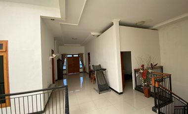 RUMAH MEWAH 2 LANTAI 6 KAMAR TIDUR DI SUMBER BANJARSARI SOLO SURAKARTA