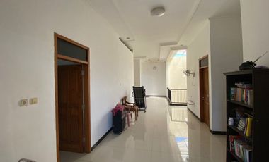 RUMAH MEWAH 2 LANTAI 6 KAMAR TIDUR DI SUMBER BANJARSARI SOLO SURAKARTA