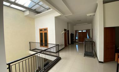 RUMAH MEWAH 2 LANTAI 6 KAMAR TIDUR DI SUMBER BANJARSARI SOLO SURAKARTA
