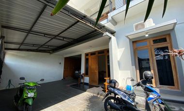 RUMAH MEWAH 2 LANTAI 6 KAMAR TIDUR DI SUMBER BANJARSARI SOLO SURAKARTA