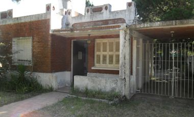 Casa a refaccionar sobre excelente lote centrico