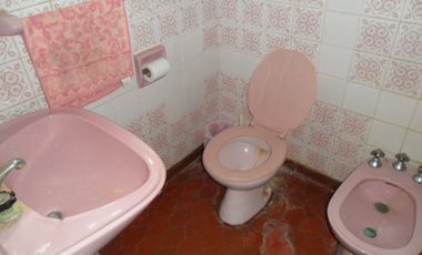 Casa a refaccionar sobre excelente lote centrico