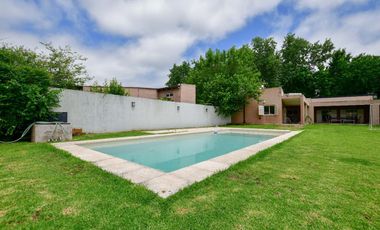 CASA 3 DORMITORIOSEN VENTA CITY BELL PILETA