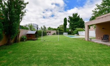 CASA 3 DORMITORIOSEN VENTA CITY BELL PILETA