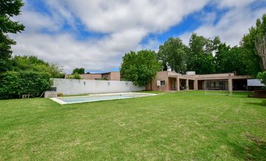 CASA 3 DORMITORIOSEN VENTA CITY BELL PILETA