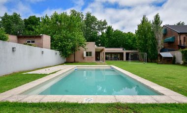 CASA 3 DORMITORIOSEN VENTA CITY BELL PILETA