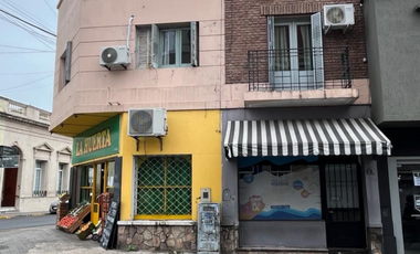 PROPIEDAD CENTRICA EN PLANTA ALTA CON LOCAL COMERCIAL