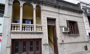 CASA CENTRICA CALLE LA RIOJA Y URUGUAY