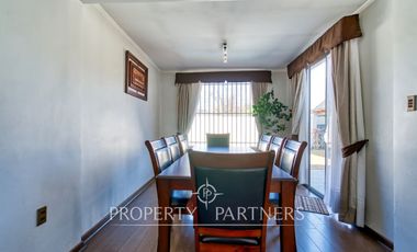 En venta amplia casa, excelente conectividad