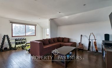 En venta amplia casa, excelente conectividad