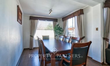 En venta amplia casa, excelente conectividad