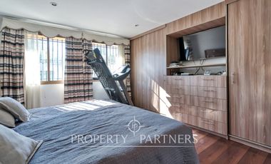 En venta amplia casa, excelente conectividad