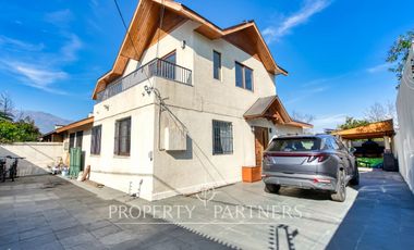 En venta amplia casa, excelente conectividad