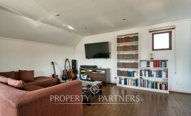 En venta amplia casa, excelente conectividad