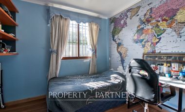 En venta amplia casa, excelente conectividad