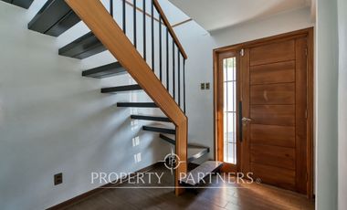 En venta amplia casa, excelente conectividad