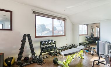 En venta amplia casa, excelente conectividad