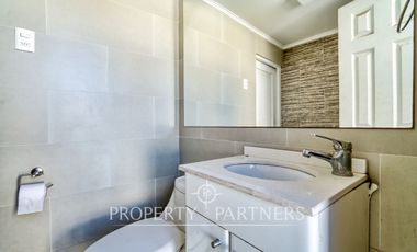 En venta amplia casa, excelente conectividad